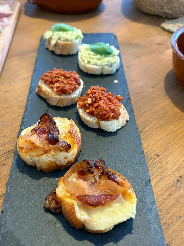 Bruschette salentine su ardesia