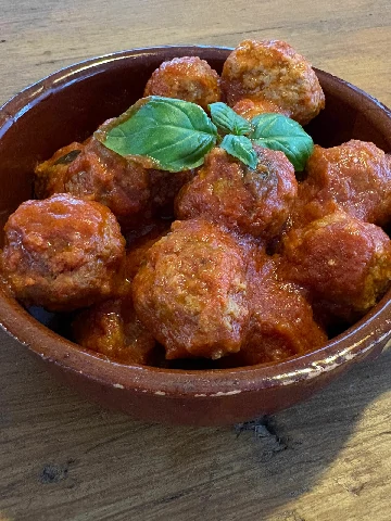 Polpette al sugo in terracotta salentina