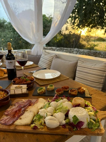 Cena al tramonto con vino rosso e formaggi
