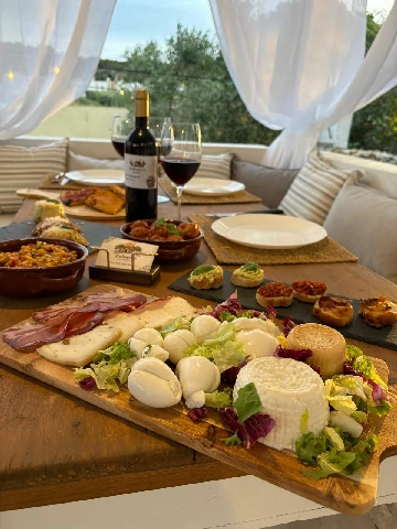 Tagliere di formaggi e salumi pugliesi