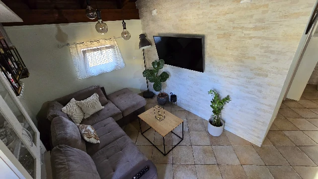 Salotto con divano e TV